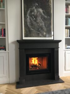 Pejsefront Athenas med riller, i mat poleret Negro Abanilla marmor fra Philippejse - Pejseindsats Venus 630 fra M-Design - PhilipPejse